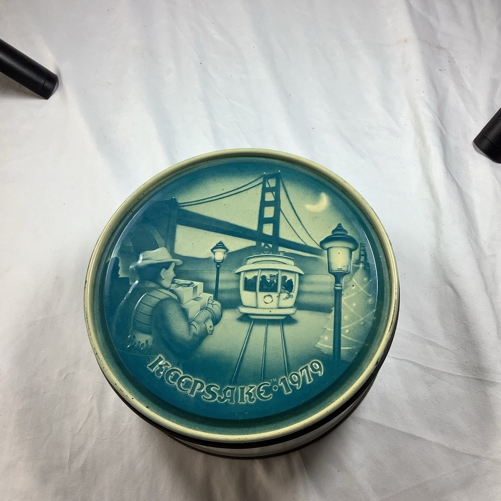 1979 Keepsake Christmas Fruitcake Tin San Francisco Golden Gate Bridge